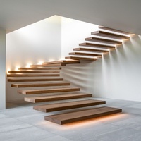Escalier en bois flottant moderne et minimaliste pour intérieur, avec éclairage LED intégré et marches en bois massif, idéal pour villa