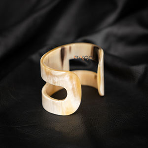 "Best Seller Premium Bracelet en corne de buffle en forme de C laqué noir, gravé avec la lettre H, fabriqué à la main au Vietnam - Product Image 3