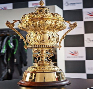 Trophée royal en bronze avec relief d'aigle et sculptures ornées. Design classique disponible à prix de gros. - Product Image 5