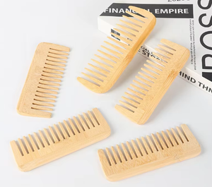 Peigne à dents larges en bambou écologique Peigne à cheveux en bois jetable avec logo personnalisé du Vietnam - Product Image 1