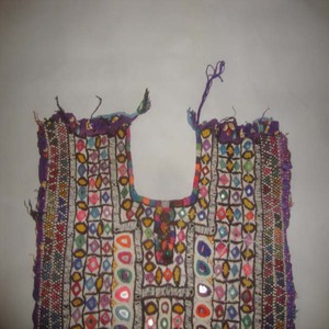 Blusa de boda vintage de algodón de manga corta para mujer, estilo Baloch, con bordado Banjara Ne Yoke, apliques y espejos. - Product Image 2