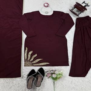 ชุดซอลวาร์ผ้าไหมเครปธรรมชาติดีไซน์เนอร์สำหรับผู้หญิงประดับด้วยลูกปัดและโมติทำด้วยมือและดูเพ็ท - Product Image 5