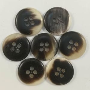 Boutons en tissu de couleur corne de buffle naturelle de qualité supérieure Blancs ronds polis pour une utilisation de vêtement provenant directement d'Inde - Product Image 1