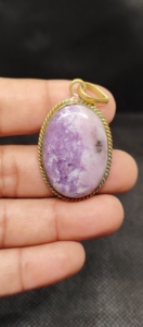 จี้ทำมือจากทองเหลืองประดับพลอยลาพิโดไลต์สีน้ำเงินธรรมชาติ - Product Image 4