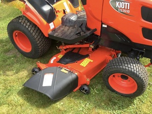 Tracteur tondeuse à gazon Kioti HST à plateau central 2024 CS2610, moteur 125cc 4 temps, poignée télescopique, alimentation électrique, bac à herbe industriel - Product Image 5