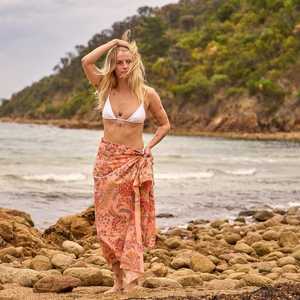 Pareo de Playa de Algodón con Estampado Floral Coral, Tejido a Mano, para el Verano - Product Image 1