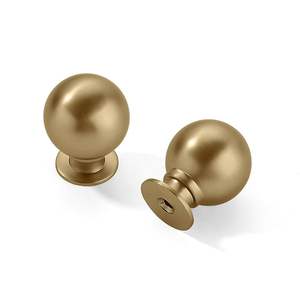 Poignée de porte en laiton traditionnelle, idéale pour les projets de décoration intérieure de style ancien mettant en valeur la durabilité, le charme et l'élégance - Product Image 1