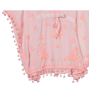 Poncho para Niñas con Estampado Completo en Popelina y Pompón Incorporado 100% Algodón Suministro ODM - Product Image 2