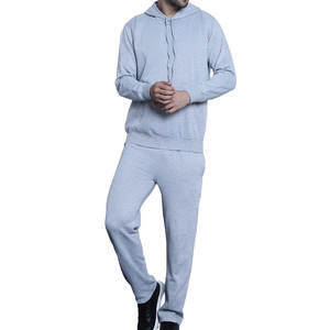 Chándal moderno atlético para hombre, construido con puños de textura transpirable y cintura flexible, ideal para deportes y ropa informal - Product Image 1