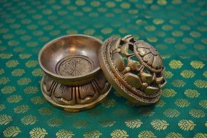 Quemador de incienso antiguo de latón tallado para sala de estar y espacios sagrados, quemador de incienso de latón pulido para decoración del hogar que brinda calma - Product Image 5