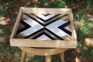 Plateau de service carré en bois Art Déco moderne avec motif végétal pour les occasions de mariage - Product Image 3