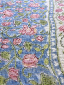 Tissu en coton imprimé à la main avec motif floral rose sur fond bleu - Product Image 3
