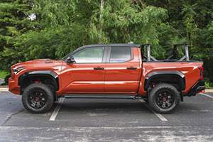 Tacoma TRD Pro 2024, Doble Cabina, 4x4, Híbrido Turbo de 4 Cilindros, Diferencial Trasero Bloqueable, Mayormente sin Modificaciones - Product Image 2