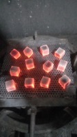 Charbon de coco activé en briquettes rouges en forme de cube pour chicha