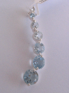 Colgante Hecho a Mano de Plata de Ley 925 con Gemas Shah, Topacio Azul Cielo Natural con Corte Esmeralda, Bañado en Rodio para Mujer, Amuletos Hechos a Mano - Product Image 1