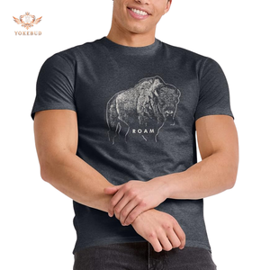 เสื้อยืดคอกลมแขนสั้นผ้าฝ้ายคุณภาพดีที่สุดสำหรับผู้ชาย สกรีนโลโก้ด้านหน้า ขายส่ง เสื้อยืดลำลองใส่สบายสำหรับฤดูร้อน - Product Image 1