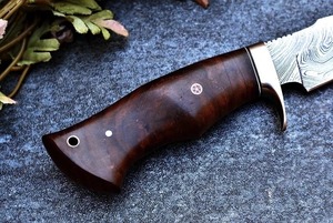 Couteau skinner à manche en bois en acier damassé fait à la main personnalisé avec étui en cuir - Product Image 3
