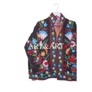 Chaqueta Acolchada de Invierno Hecha a Mano en India para Mujer, Ecológica, Transpirable, de Secado Rápido, con Bordado Floral Suzani de Algodón - Product Image 2