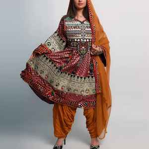 Robe vintage en mousseline de soie brodée à la main, édition couture nuptiale, style ethnique, manches longues, teintes vibrantes, style modeste - Product Image 1