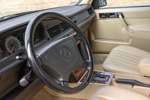 รถเบนซ์มือสอง ปี 1993 รุ่น 190E เครื่องยนต์ 2.6 ลิตร 6 สูบเรียง ไม่มีราคาขั้นต่ำ ผู้ดูแลรักษา 2 คน ภายในสีน้ำตาลอ่อน ปรับแต่งน้อยมาก - Product Image 4