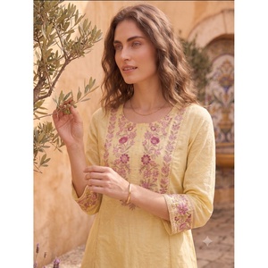 Blusa de Algodón Amarilla Bordada para Mujer, de Secado Rápido, con Mangas Raglán, Estampado Floral Moderno, Imprescindible para Entusiastas de la Moda - Product Image 2