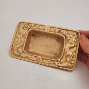 Cendrier en laiton doré avec design décoratif pour contenir les cendres et réduire les odeurs de fumée dans les espaces intérieurs - Product Image 1