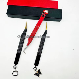 แหนบต่อขนตาเคลือบสีดำและสีแดงหลากหลายสไตล์ พร้อมพวงกุญแจดีไซน์ต่างๆ รับทำโลโก้ อุปกรณ์เสริมความงาม - Product Image 3