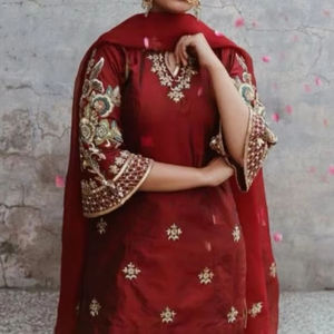 Nuevo y elegante vestido bordado Kurta Salwar y Dupatta con adornos de perlas y piedras Dabka para bodas y fiestas 2025 - Product Image 1