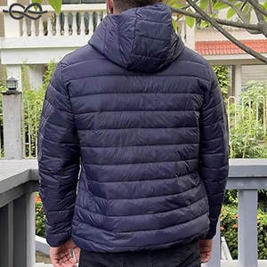 Veste matelassée compressible pour hommes Manteau d'hiver léger à capuche isolé Veste en duvet coupe-vent à fermeture éclair pour temps froid - Product Image 3