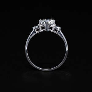 Bague de fiançailles romantique en argent sterling S925 avec trois pierres en moissanite couleur D VVS 1 carat, cadeau tendance pour la Saint-Valentin pour femme - Product Image 5