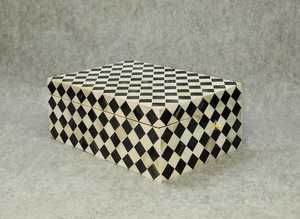 Organizador de almacenamiento decorativo con patrón geométrico blanco y negro hecho a mano, joyero de madera con incrustaciones de hueso al mejor precio - Product Image 3