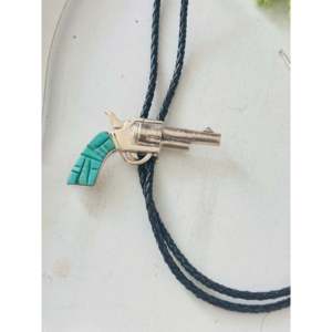 Bolo Tie Bobby Mannelito Kingman de Turquesa y Plata de Ley con Diseño de Pistola y Adorno de Adoquín, Elegantes Gemelos y Pasadores de Corbata - Product Image 2