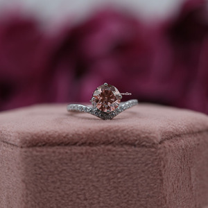 Anillo de compromiso de diamante cultivado en laboratorio de corte redondo, lujoso anillo de compromiso de oro sólido de 14K para mujer - Product Image 5