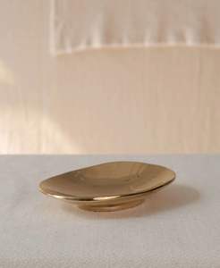 Porte-savon en laiton au design minimaliste pour une salle de bain contemporaine mettant en valeur les lignes épurées et l'élégance du laiton - Product Image 2