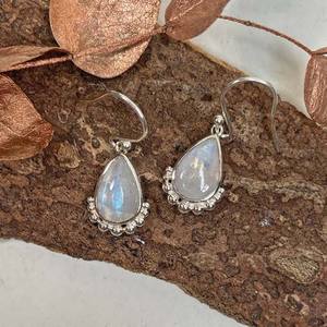 Pendientes Colgantes de Piedra Lunar Renovada a Precio Razonable, Latón, 6x9 mm, Estilo Vintage, Regalo de Aniversario, Unisex - Product Image 1