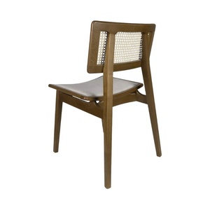 Chaises de salle à manger en teck massif de haute qualité et avec des accents en rotin, conçues avec une esthétique moderne et élégante - Product Image 3