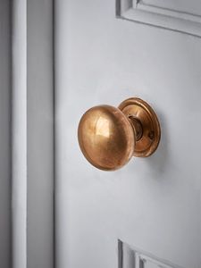 Poignée de porte en laiton pour une décoration intérieure attrayante et des besoins quotidiens d'utilisation de porte durables, lisses et fonctionnels - Product Image 2