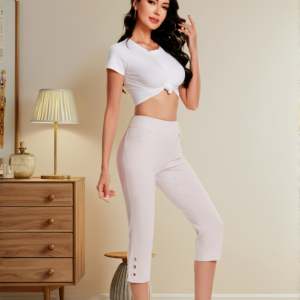 Pantaloni capri da donna a vita alta, elasticizzati, vestibilità comoda, gamba dritta, con dettagli traforati e tasche - Product Image 5