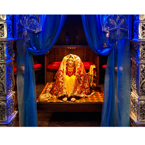 Estatua de fibra Punjabi Dulhan para hotel, compre estatuas Punjabi para decoración de salones de banquetes, diseño tradicional de novia sentada, venta al por mayor - Product Image 1