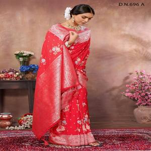 Rehaussez votre collection ethnique avec notre luxueuse crêpe Georgette Saree Kadi avec jolis détails tissés zari platine - Product Image 1