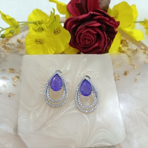 Boucles d'oreilles élégantes de haute qualité, finition argentée, pierres CZ doubles, boucles d'oreilles de créateur, collection pour femmes et filles, pour les mariages et les fêtes - Product Image 1