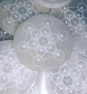 Cristal Natural, venta al por mayor, ágata, selenita, placa de forma redonda de carga grabada, calidad estupenda a la venta - Product Image 3