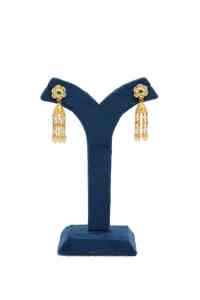 Conjunto de collar tradicional chapado en oro con perlas de varias capas y pendientes tipo candelabro a juego para novias y ocasiones festivas. - Product Image 2