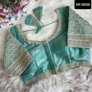 Chemisier en soie à filet brodé de créateur Lehenga Choli Vêtements de fête pour femmes indiennes Vêtements traditionnels indiens et pakistanais Saree - Product Image 3