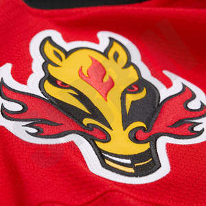 Camiseta de Hockey sobre Hielo Personalizada, Roja y Negra, con Logotipo de Tigre, Gráfico de Ciervo con Camuflaje Dorado, Nombre y Número 28 Bordados, para Hombre, Deportes de Equipo - Product Image 5