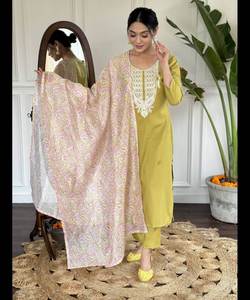 Elegante estilo de tenedor Salwar Kurta para mujeres en traje de boda paquistaní Sharara con tela cosida y hermoso diseño de boutique - Product Image 2