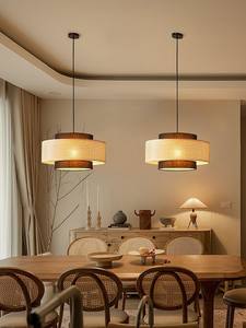 Lampe suspendue en métal à lumière chaude, conçue pour créer une ambiance chaleureuse et un accent décoratif au plafond - Product Image 4