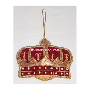 Hermoso y Elegante Diseño de Corona con Bordado de Hilo Dorado y Adornos de Cuentas - Product Image 1