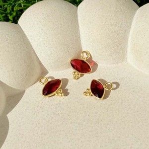 Petit pendentif en quartz grenat - Forme marquise avec trois pierres de charme en serti de bélière pour cadeau de Noël - Product Image 2