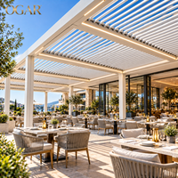 Système de toit de terrasse commercial personnalisé avec stores motorisés en aluminium pour espaces commerciaux extérieurs